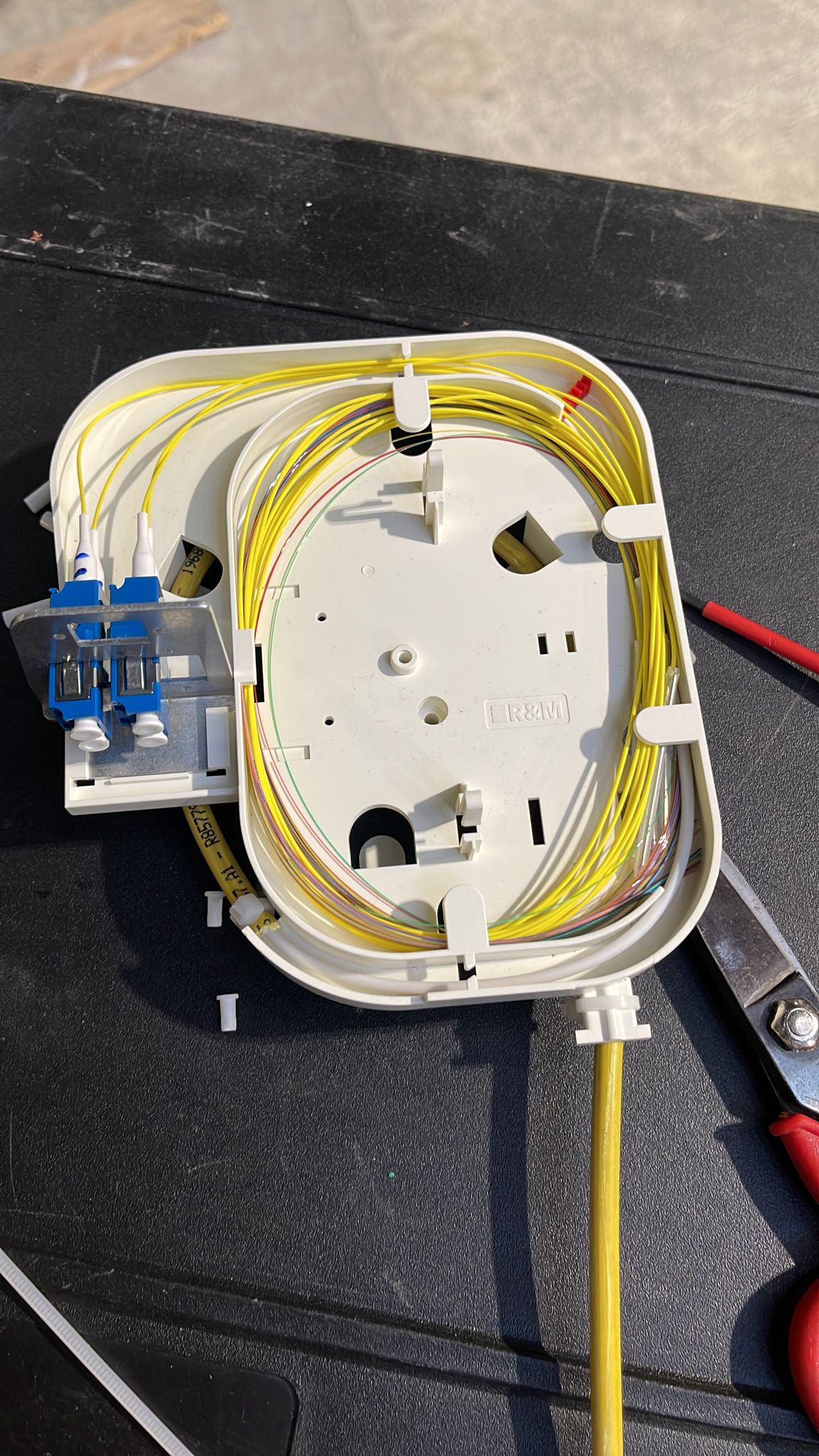 Organizzazione delle fibre e dei pigtail nella cassetta di terminazione.