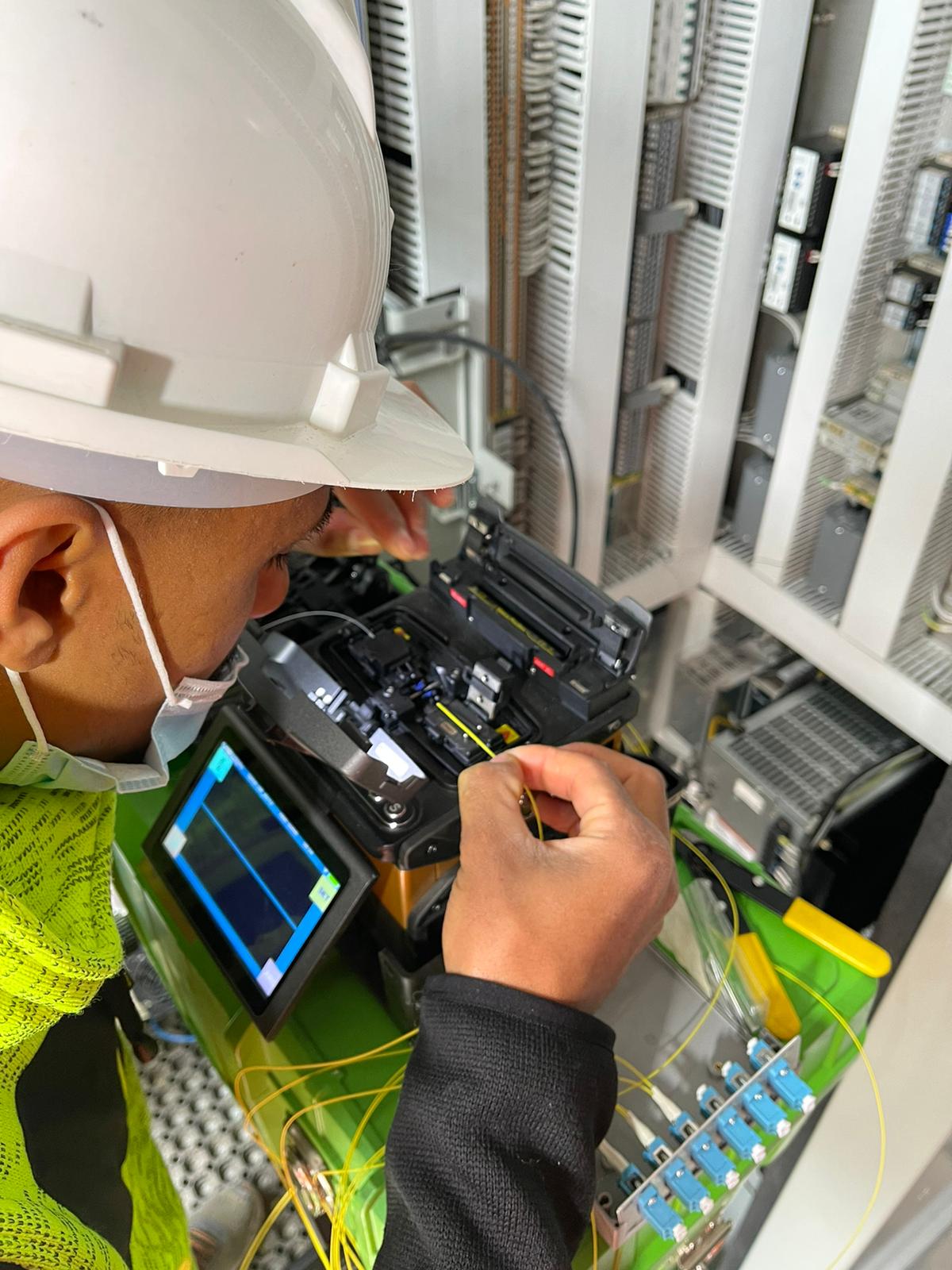 Preparazione della giunzione a fusione delle fibre ottiche.