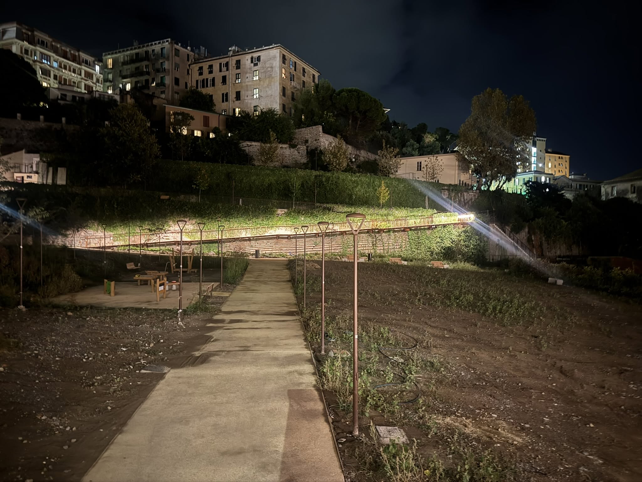 Vista serale del parco e dei camminamenti illuminati.