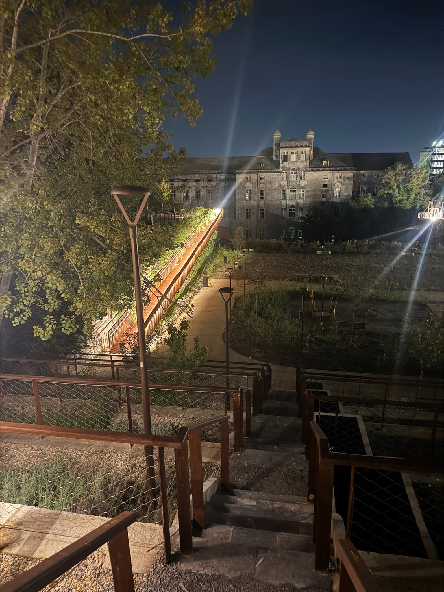 I percorsi del parco tra vegetazione, passerelle e architetture.