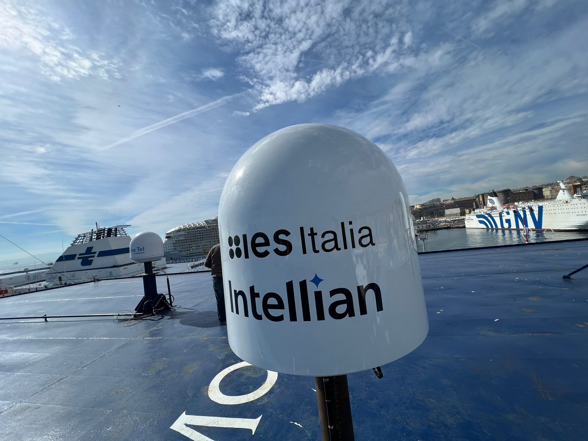 Antenna satellitare sul ponte della nave, con il marchio del cliente IES Italia.