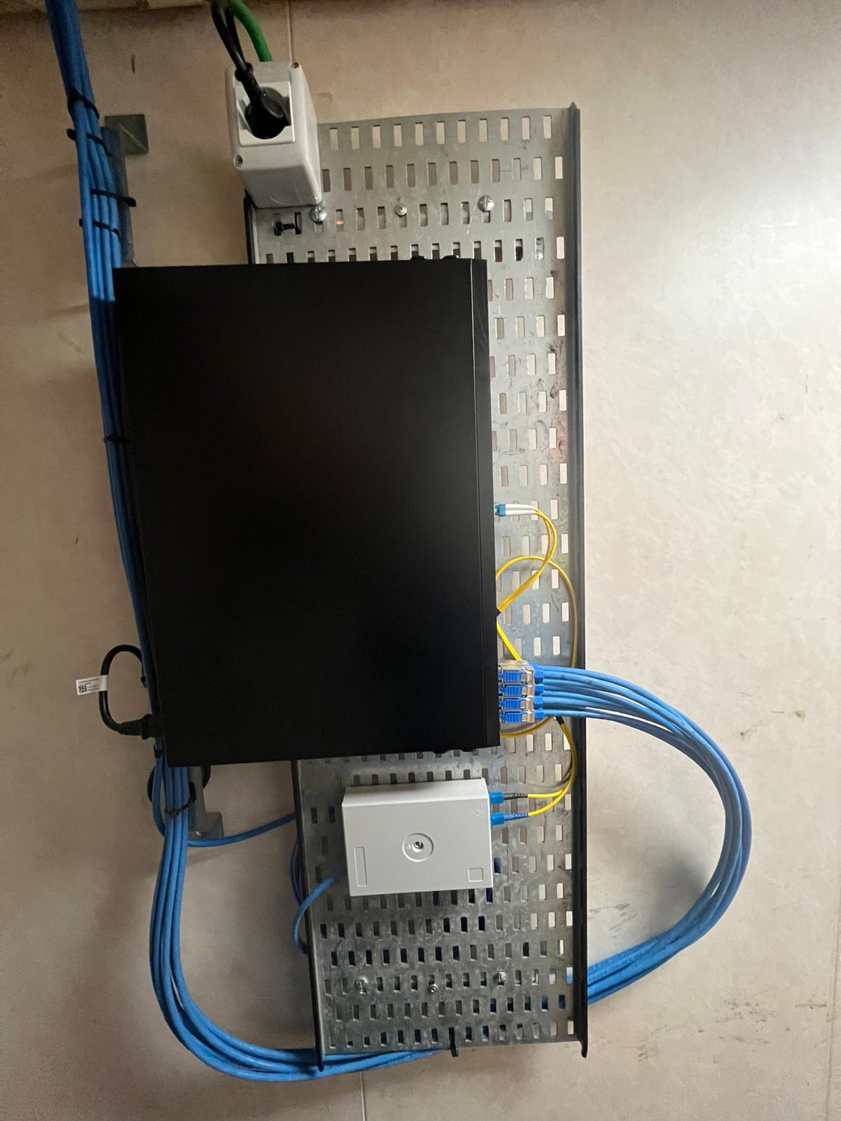 Apparati e cablaggi di rete installati in uno spazio tecnico di bordo.