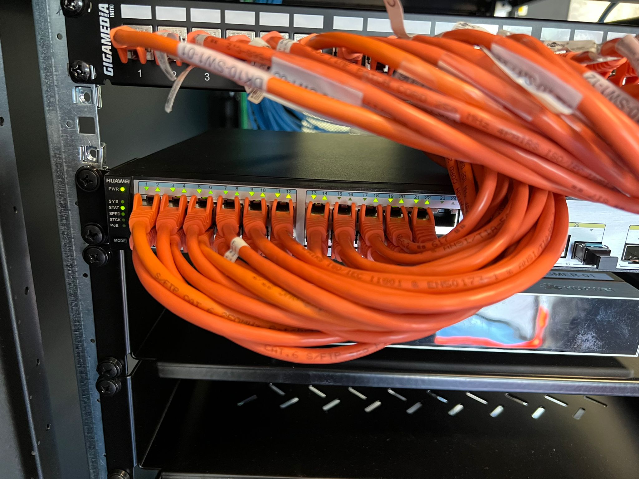 Dettaglio dei collegamenti tra pannello di rete e switch.