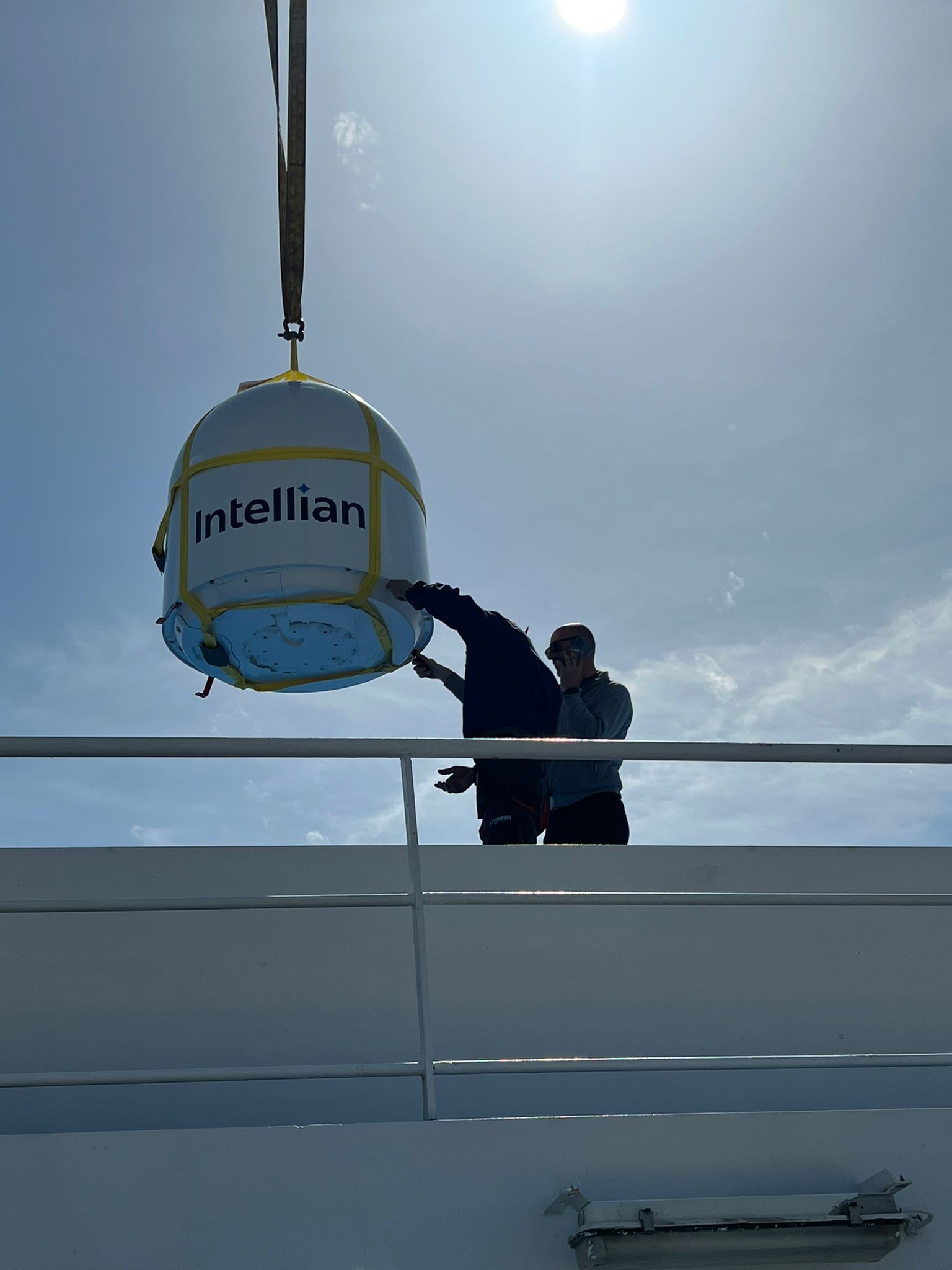 Movimentazione dell’antenna satellitare durante il posizionamento a bordo.