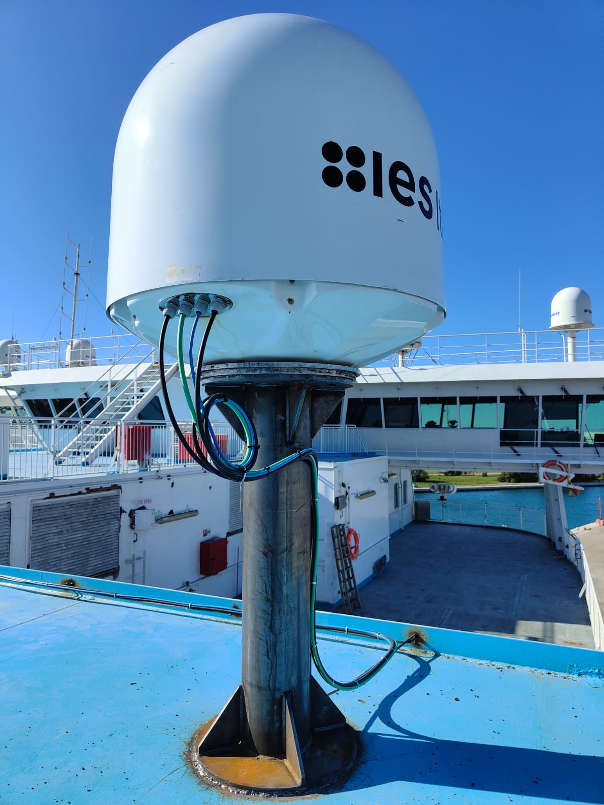 Antenna montata sul supporto: dettaglio dei fissaggi e dei collegamenti.