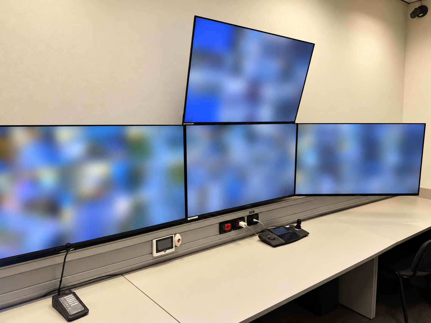 La nuova control room con le postazioni di visualizzazione dei sistemi TVCC.