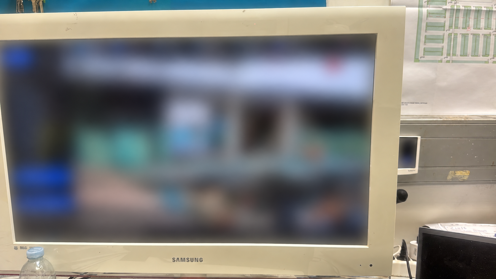 Il monitor della postazione preesistente.