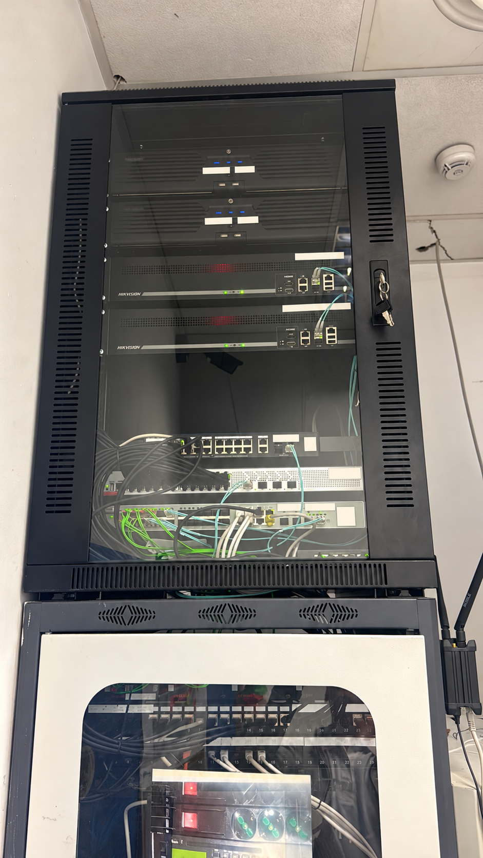 Rack degli apparati di rete, registrazione e visualizzazione.