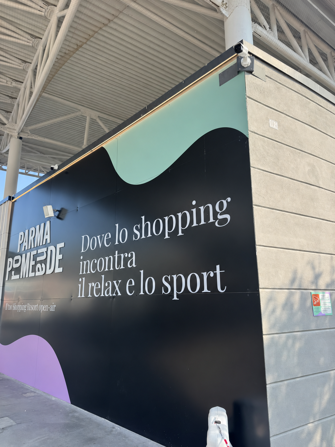 Telecamera nell’area commerciale Parma Promenade.