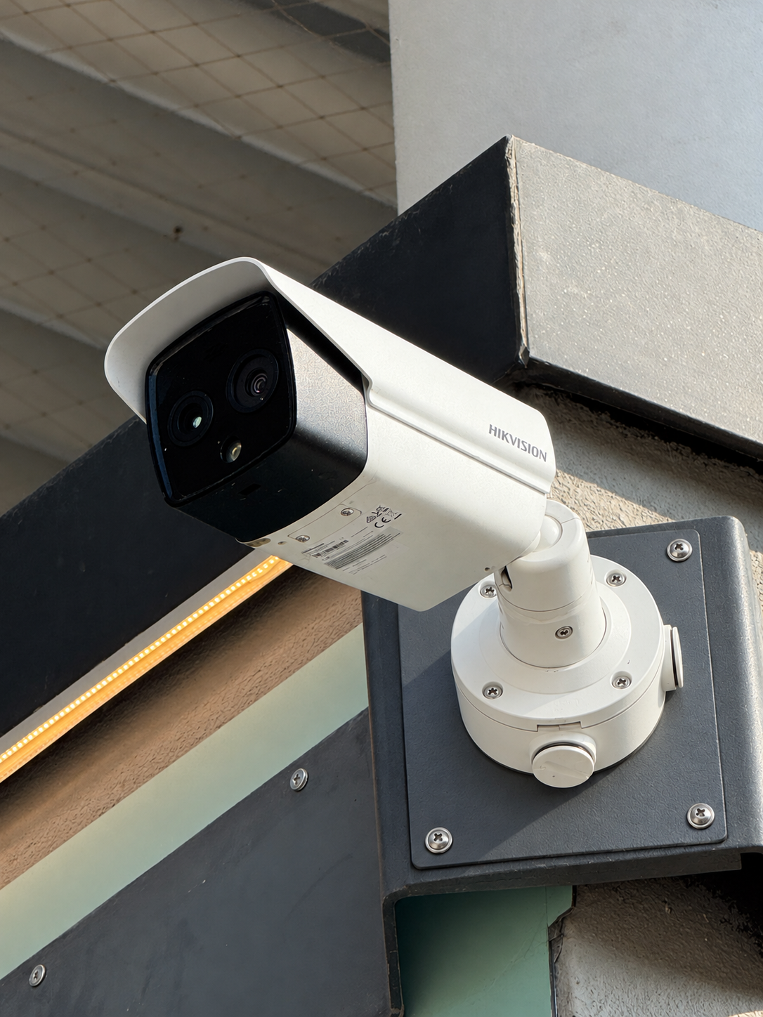 Dettaglio dell’installazione di una telecamera fissa.